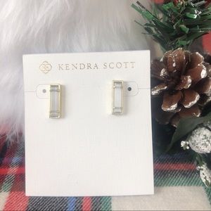 NWT Gray Kendra Scott Stud Earrings in Gold